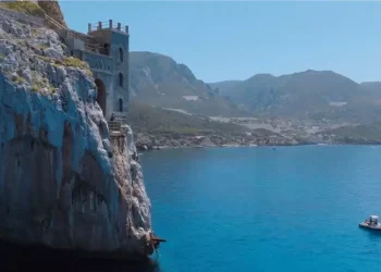 Tuffi da oltre 20 metri a Porto Flavia con i campioni del mondo