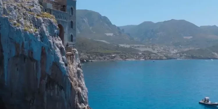 Tuffi da oltre 20 metri a Porto Flavia con i campioni del mondo