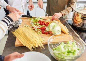 Mangiare in compagnia fa bene e riduce lo stress
