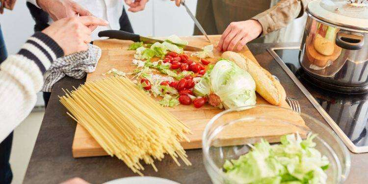 Mangiare in compagnia fa bene e riduce lo stress