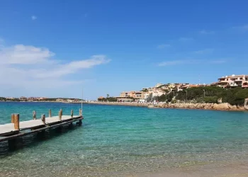 Dai traghetti alla spiaggia, ferie nell’Isola sempre più salate