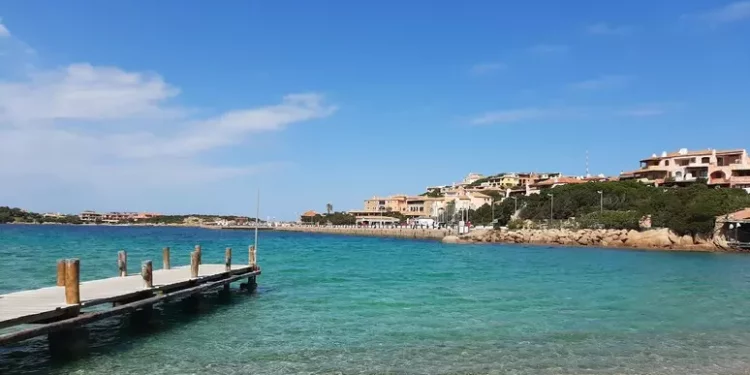 Dai traghetti alla spiaggia, ferie nell’Isola sempre più salate