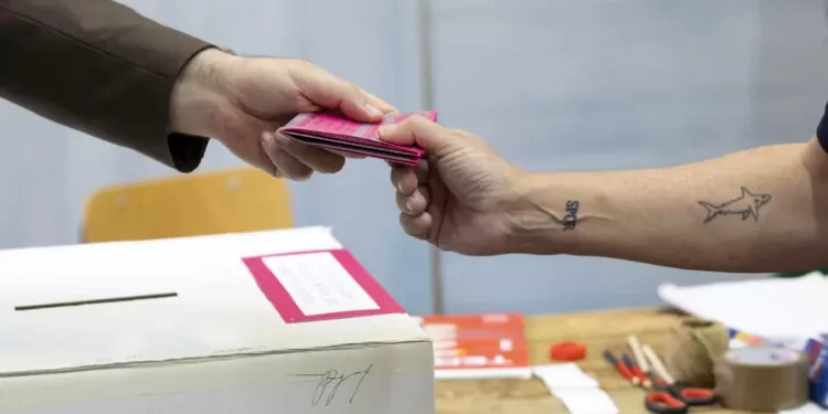 Riaperti i seggi elettorali. Le urne si chiuderanno alle ore 23