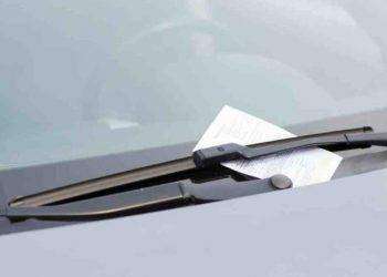 Auto: ecco come funziona la “Truffa dell’adesivo”