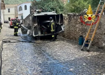 Paura in pieno centro a Galtellì per l’incendio di un furgone
