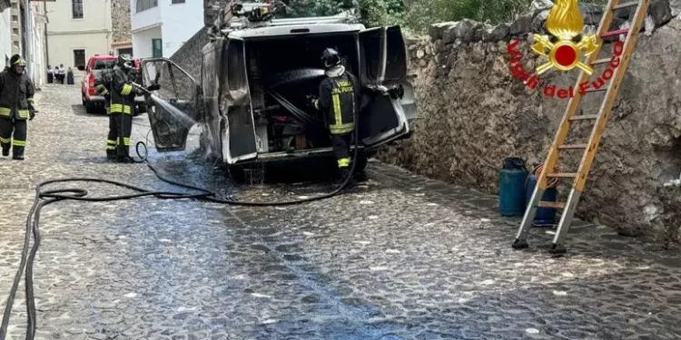 Paura in pieno centro a Galtellì per l’incendio di un furgone
