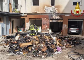 Nuoro, a fuoco un cumulo di rifiuti: paura in un palazzo