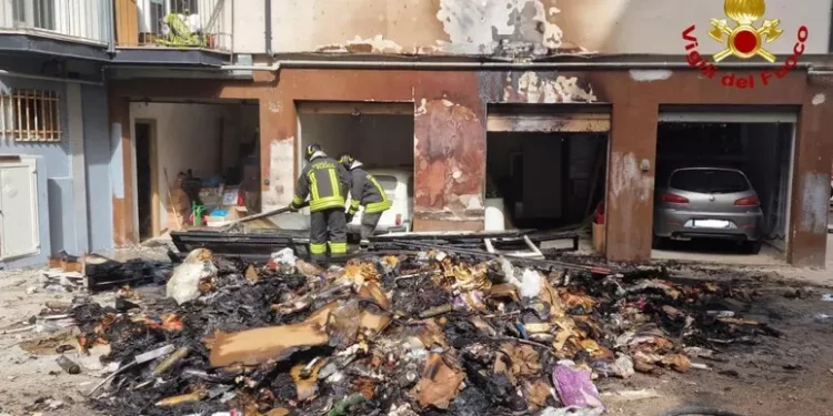 Nuoro, a fuoco un cumulo di rifiuti: paura in un palazzo