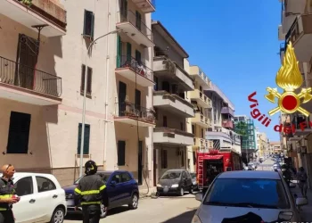 Fiamme in una palazzina ad Alghero, evacuato l’edificio