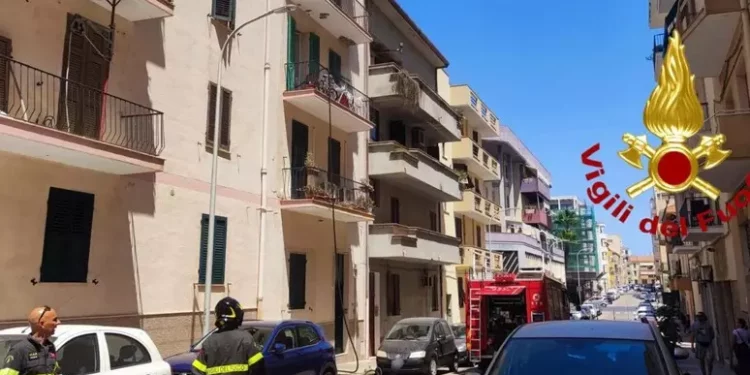 Fiamme in una palazzina ad Alghero, evacuato l’edificio