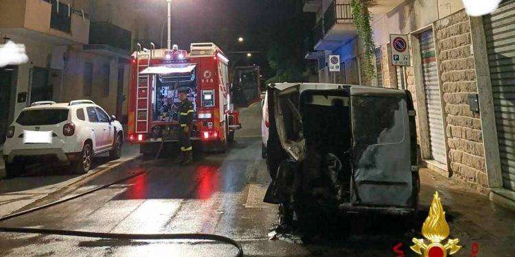 Alghero, in fiamme furgone: intervento dei Vigili del Fuoco