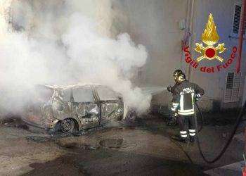Paura a Tula, auto in fiamme vicino ad abitazione: condomini intossicati