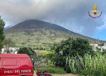 Stromboli, prosegue l’attività di monitoraggio del vulcano. Raddoppiati i Vigili del Fuoco sull’isola