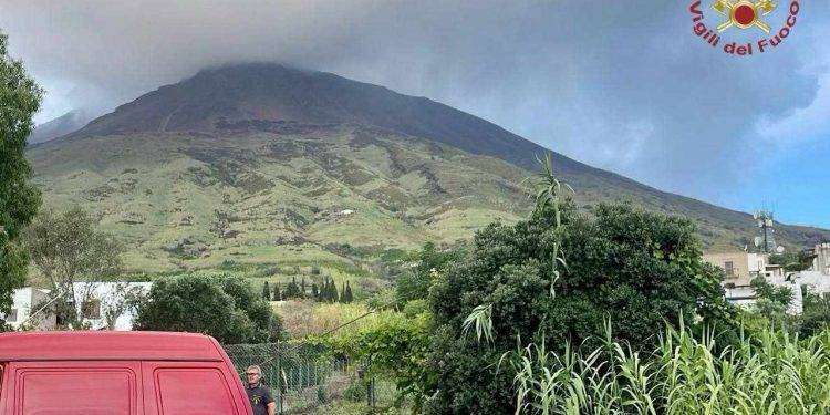 Stromboli, prosegue l’attività di monitoraggio del vulcano. Raddoppiati i Vigili del Fuoco sull’isola