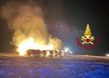 Oschiri, in fiamme balle di fieno: intervento dei Vigili del Fuoco