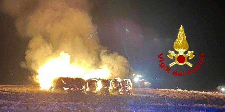 Oschiri, in fiamme balle di fieno: intervento dei Vigili del Fuoco