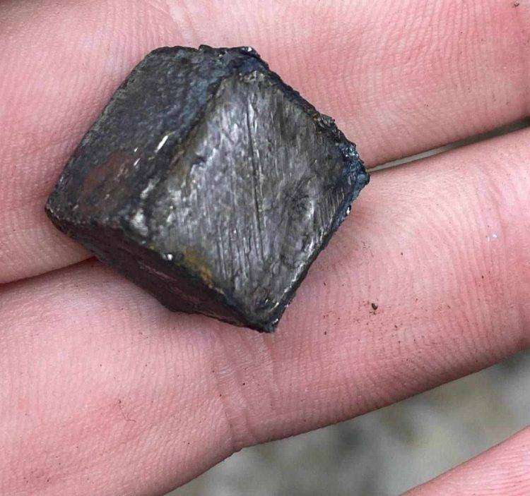 A Kiev le schegge di un missile dell’ antiaerea ucraina hanno colpito la facciata dell’ospedale pediatrico