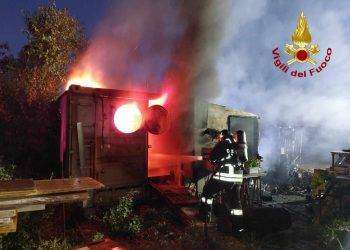 Budoni, data alle fiamme auto: prende fuoco anche un container