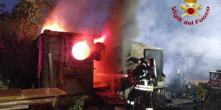 Budoni, data alle fiamme auto: prende fuoco anche un container