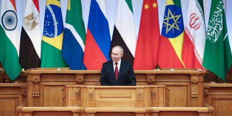 Putin al forum Brics: “Necessario ruolo ridotto per gli Stati Uniti”