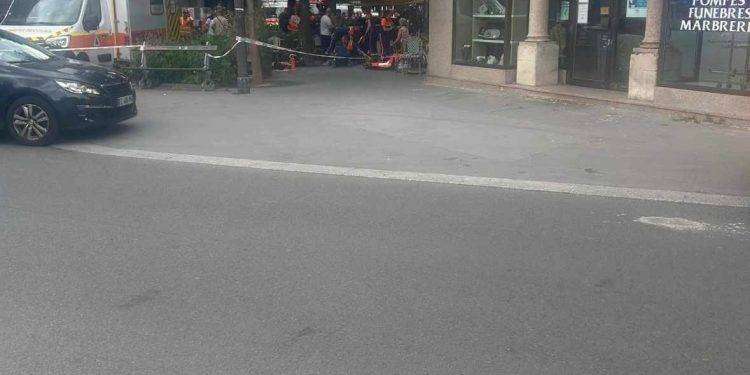 Terrore a Parigi, con l’auto si schianta su un locale: si sarebbero feriti e morti