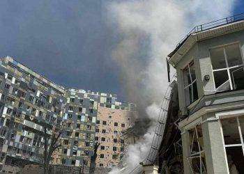 A Kiev le schegge di un missile dell’ antiaerea ucraina hanno colpito la facciata dell’ospedale pediatrico