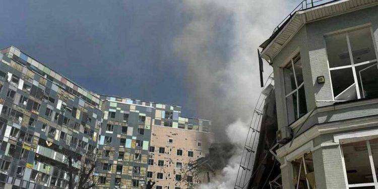 A Kiev le schegge di un missile dell’ antiaerea ucraina hanno colpito la facciata dell’ospedale pediatrico