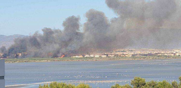 Vastissimo incendio a Quartu, fumo visibile in tutto l’hinterland cagliaritano