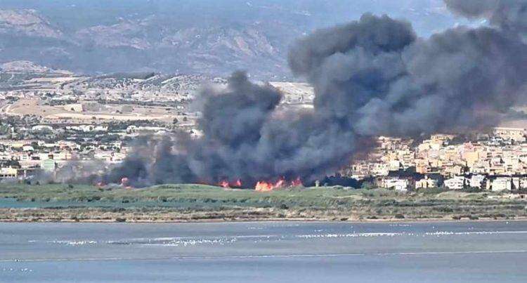 Vastissimo incendio a Quartu, fumo visibile in tutto l’hinterland cagliaritano