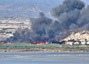 Vastissimo incendio a Quartu, fumo visibile in tutto l’hinterland cagliaritano