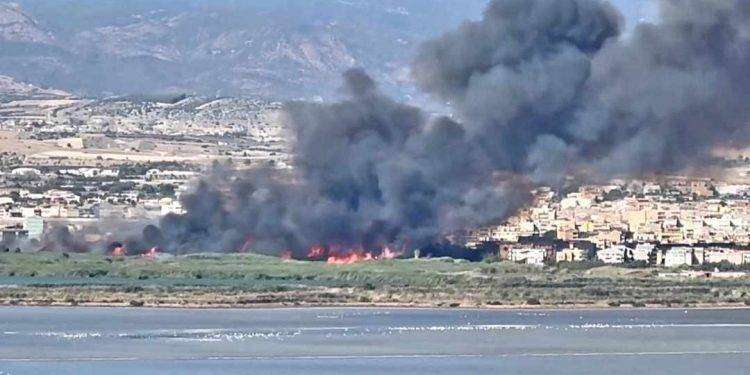 Vastissimo incendio a Quartu, fumo visibile in tutto l’hinterland cagliaritano