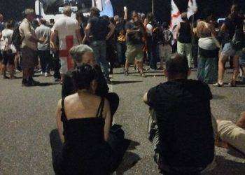 Oristano, tensione e scontri contro il passaggio delle pale eoliche: la mobilitazione prosegue