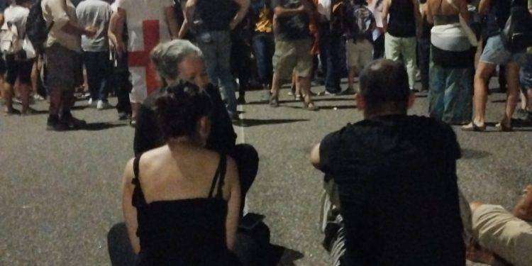 Oristano, tensione e scontri contro il passaggio delle pale eoliche: la mobilitazione prosegue