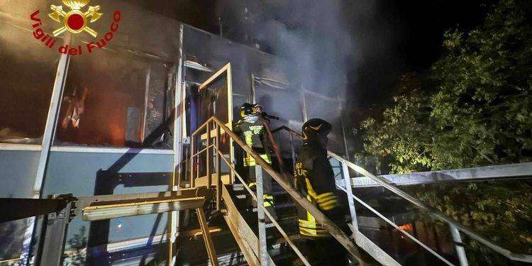Ottana, fiamme nella palazzina dell’impianto ex Enichem: ipotesi incendio doloso