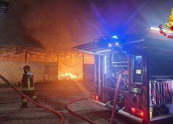 Olbia, in fiamme scantinato: rapito intervento dei Vigili del Fuoco impedisce propagazione delle fiamme