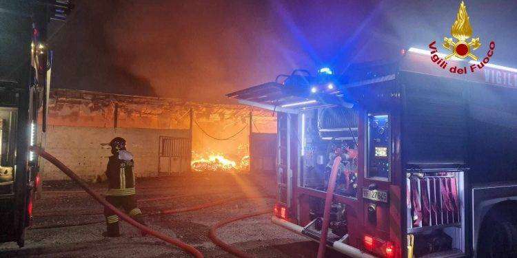 Oniferi, nella notte in fiamme un fienile