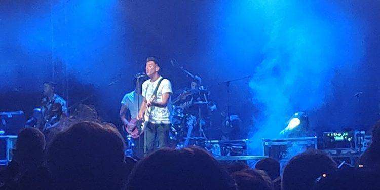 Tilt informatico, Gabbani in monoelica per salvare il mini tour sardo: grande successo a Iglesias