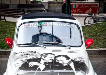 Ad un raduno di Fiat 500 c’è anche un dipinto di Falcone e Borsellino