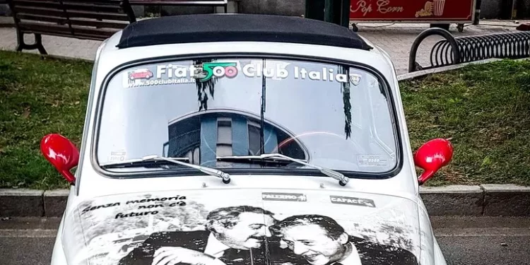Ad un raduno di Fiat 500 c’è anche un dipinto di Falcone e Borsellino