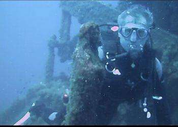 Alemanno si immerge nella riserva marina per dire no al parco eolico off-shore in Calabria
