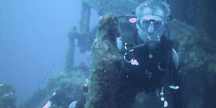 Alemanno si immerge nella riserva marina per dire no al parco eolico off-shore in Calabria