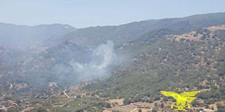 Dopo giorni ancora attivo l’incendio a Bottidda: giunti due canadair