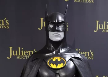 Travestito da Batman scassina un distributore di sigarette