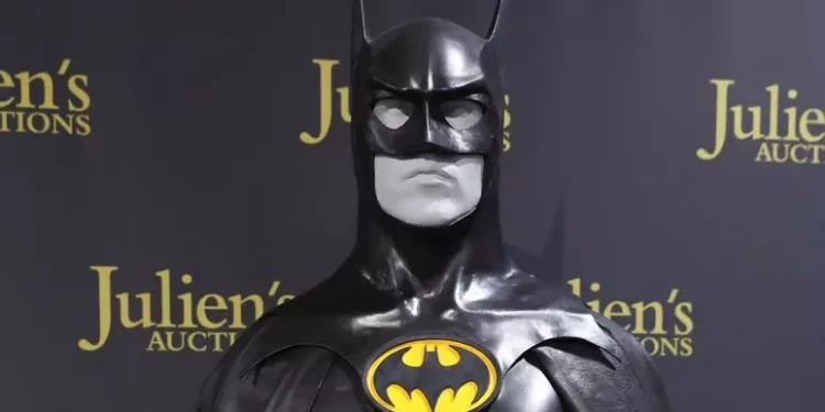 Travestito da Batman scassina un distributore di sigarette