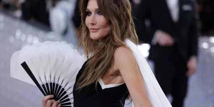 Carla Bruni indagata e sotto controllo giudiziario