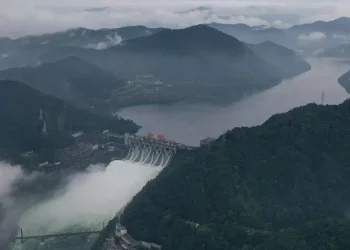 Crolla un ponte in Cina, oltre 30 dispersi e 11 morti accertati