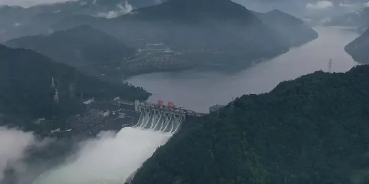 Crolla un ponte in Cina, oltre 30 dispersi e 11 morti accertati