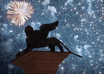 Fuochi d’artificio cadono tra la gente, paura e feriti a Venezia