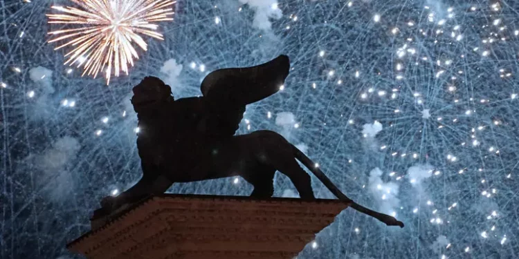 Fuochi d’artificio cadono tra la gente, paura e feriti a Venezia