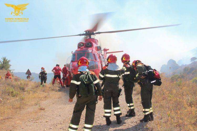 19 incendi in Sardegna nelle ultime ore: in azione gli elicotteri del Corpo Forestale